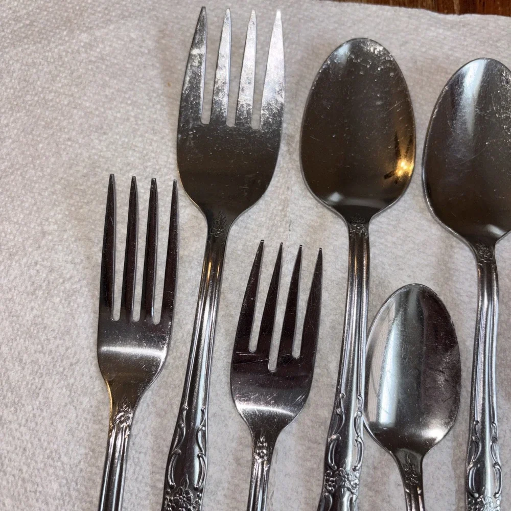 ONEIDA ROSEWOOD STAINLESS FLATWARE FLORAL SCROLLS TABLESPOONS, TEASPOONS, FORKS